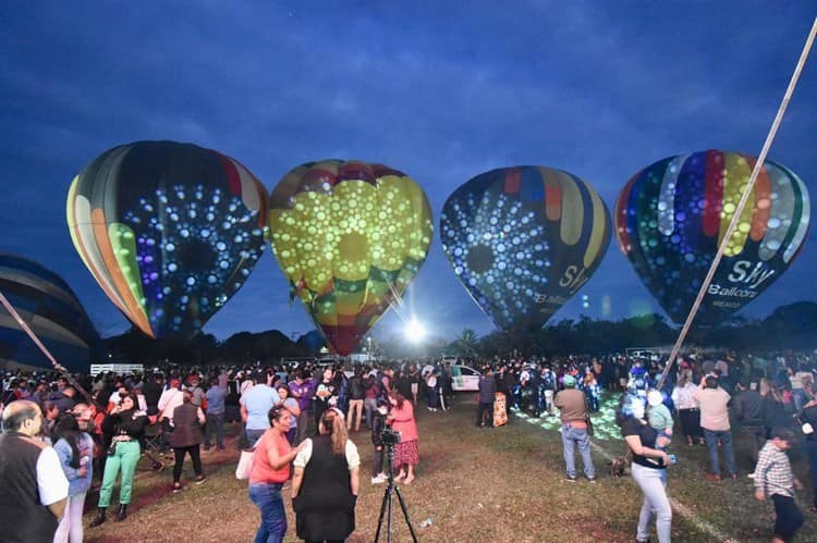 Con globos aerostáticos y sones jarochos, celebran en Medellín el Día del Amor y la Amistad