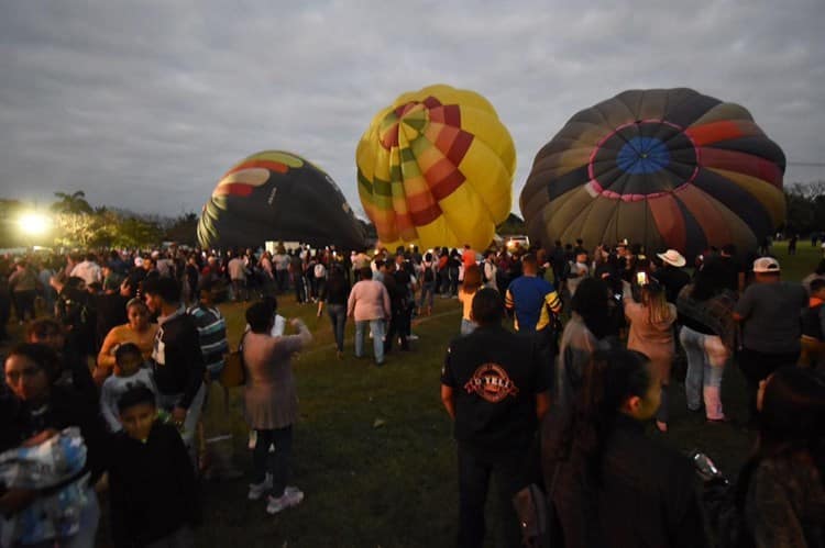 Con globos aerostáticos y sones jarochos, celebran en Medellín el Día del Amor y la Amistad