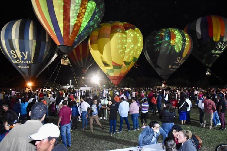 Con globos aerostáticos y sones jarochos, celebran en Medellín el Día del Amor y la Amistad