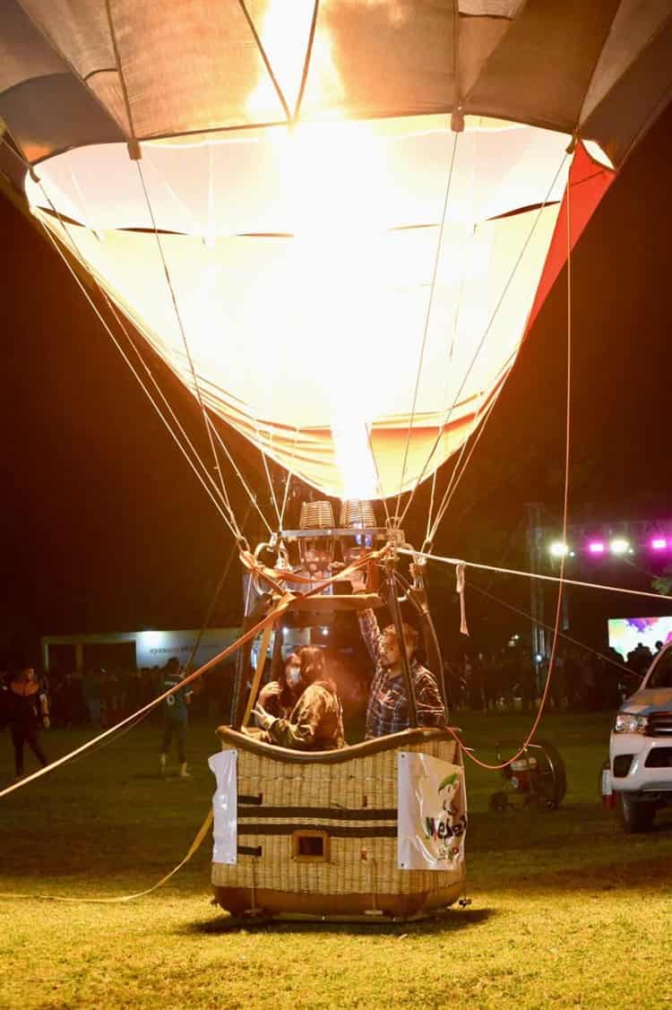 Con globos aerostáticos y sones jarochos, celebran en Medellín el Día del Amor y la Amistad