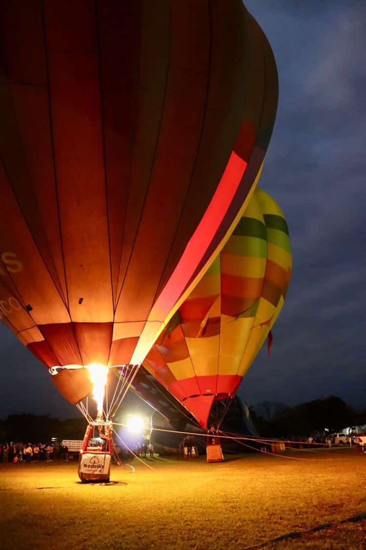 Con globos aerostáticos y sones jarochos, celebran en Medellín el Día del Amor y la Amistad