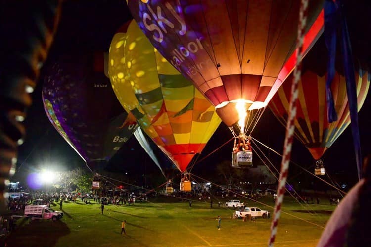 Con globos aerostáticos y sones jarochos, celebran en Medellín el Día del Amor y la Amistad