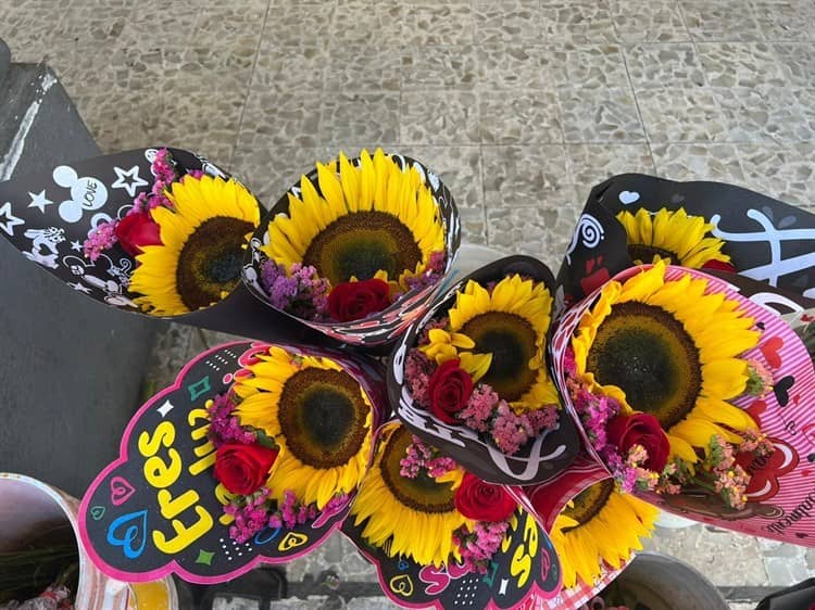 ¡Hasta 800 pesos! Veracruzanos compran peluches a precios elevados por el día de los enamorados