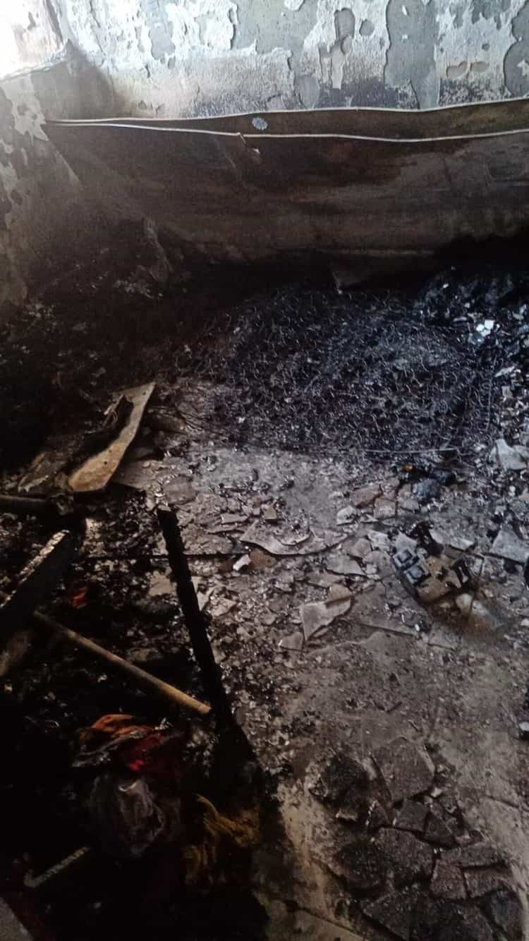Con cubetas intentan sofocar incendio en vivienda del fraccionamiento Puente Moreno