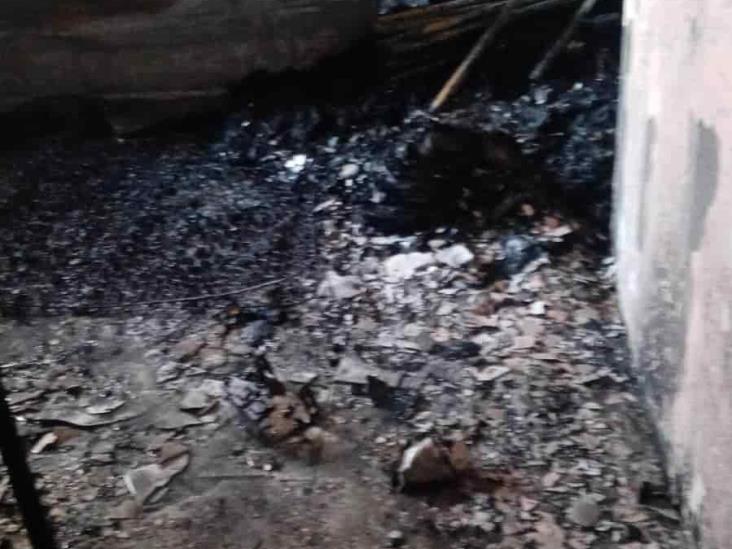 Con cubetas intentan sofocar incendio en vivienda del fraccionamiento Puente Moreno