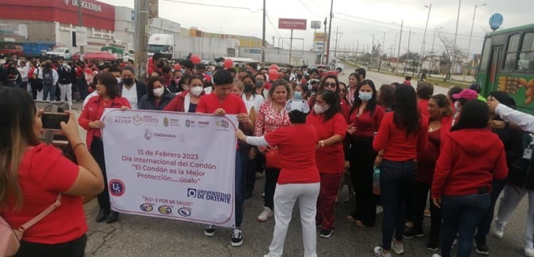 Marchan en Coatzacoalcos por el Día Internacional del Condón
