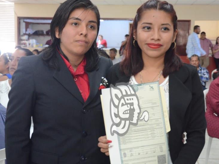 Parejas LGBT aprovechan matrimonios colectivos en Coatzintla