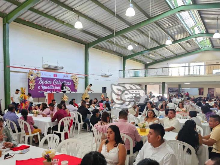 Parejas LGBT aprovechan matrimonios colectivos en Coatzintla