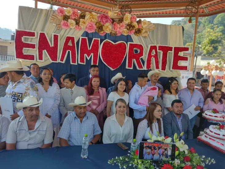 Celebran bodas colectivas en La Perla; se casan 30 parejas