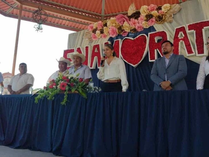 Celebran bodas colectivas en La Perla; se casan 30 parejas