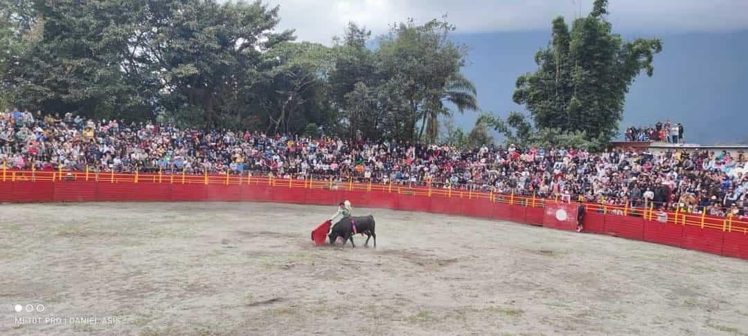 Alcaldesa de La Perla afirma que es una costumbre ir a las corridas de toros
