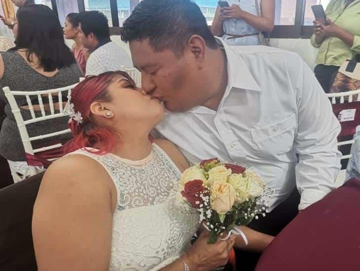 Jóvenes parejas contraen nupcias en Ixhuatlán del Sureste