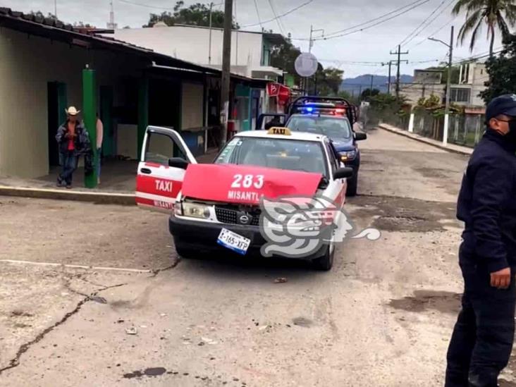 Daños materiales deja choque entre camioneta y taxi, en Tenochtitlán