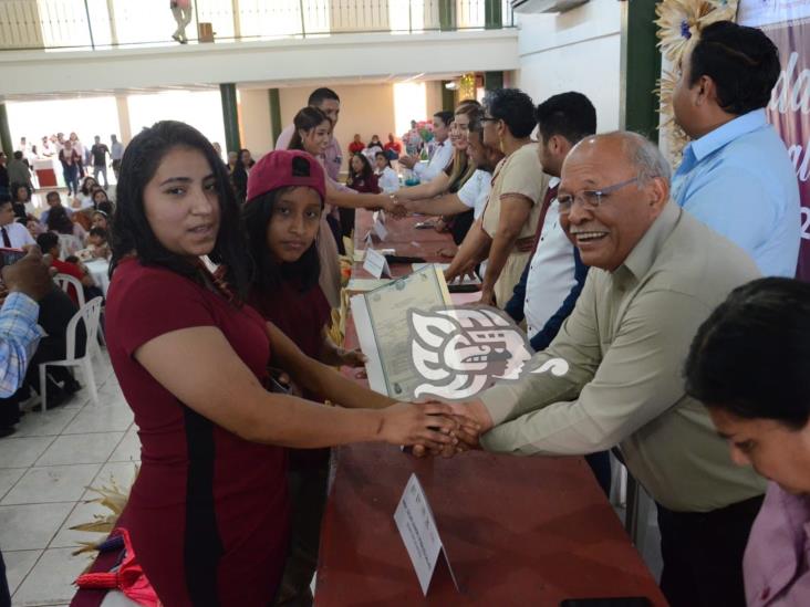 Parejas LGBT aprovechan matrimonios colectivos en Coatzintla