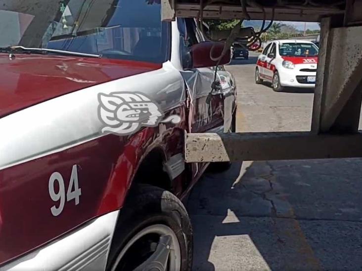 Tráiler casi le arranca la puerta a un taxi; pasó en Misantla