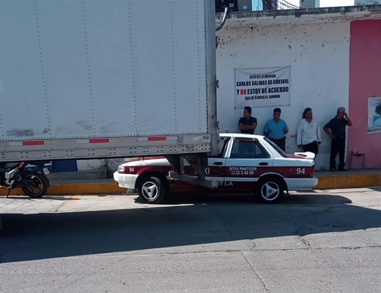 Tráiler casi le arranca la puerta a un taxi; pasó en Misantla