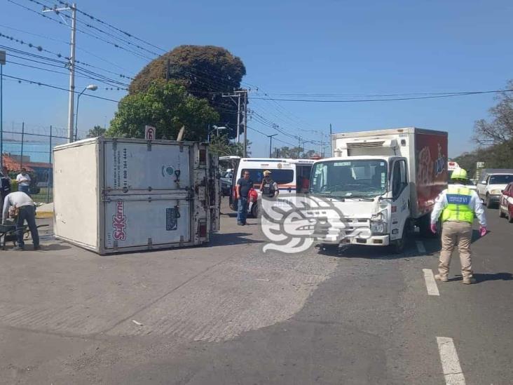 Se registra choque y volcadura sobre la Córdoba-La Tinaja