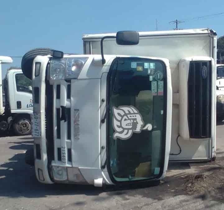 Choca y vuelca camioneta en la Córdoba-La Tinaja