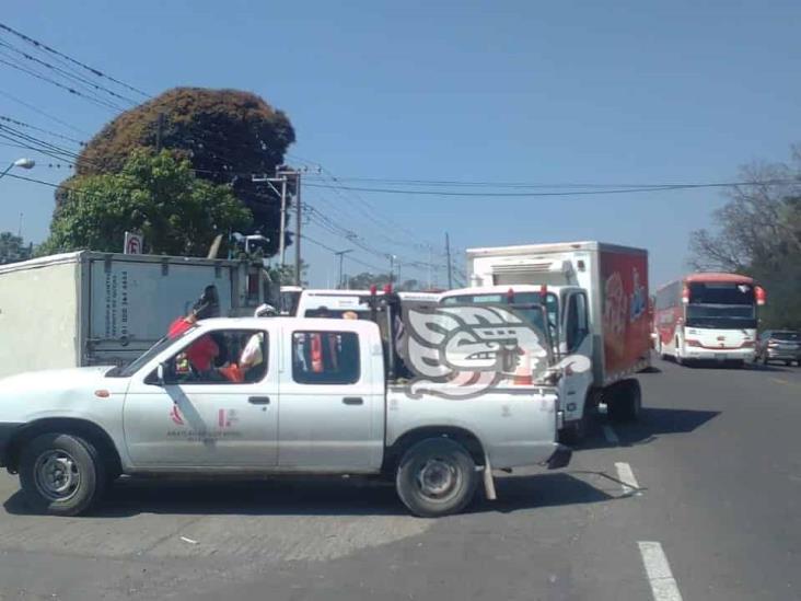 Choca y vuelca camioneta en la Córdoba-La Tinaja
