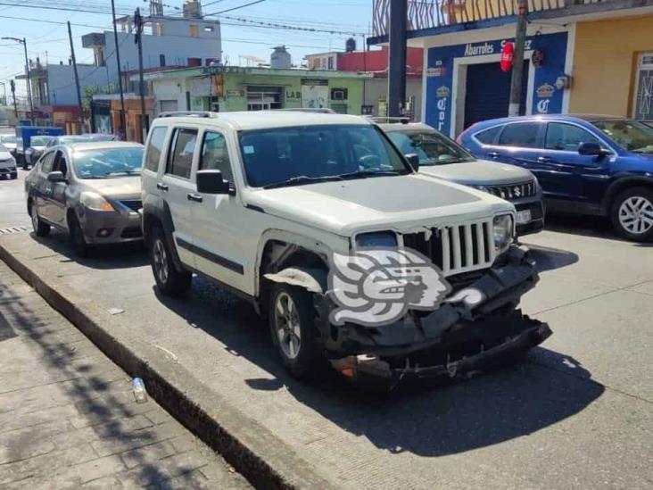 Chocan dos camionetas en colonia San José de Córdoba