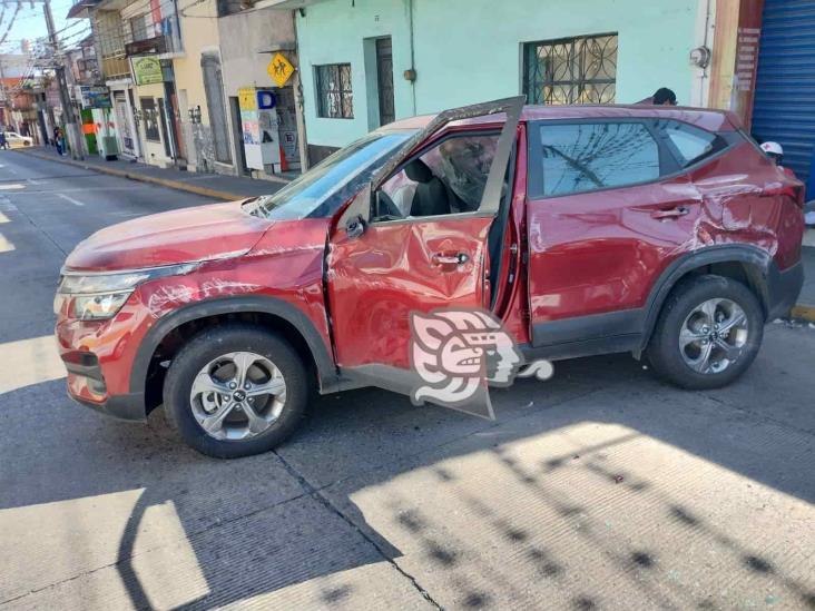 Chocan dos camionetas en colonia San José de Córdoba