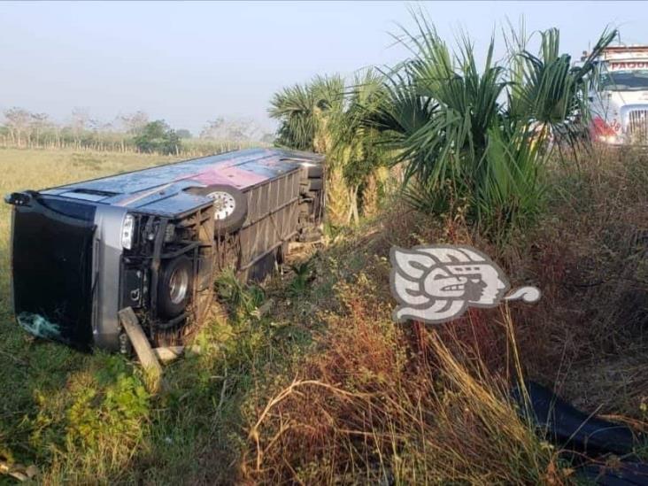 Autobús de turismo se accidenta sobre la autopista La Tinaja-Acayucan