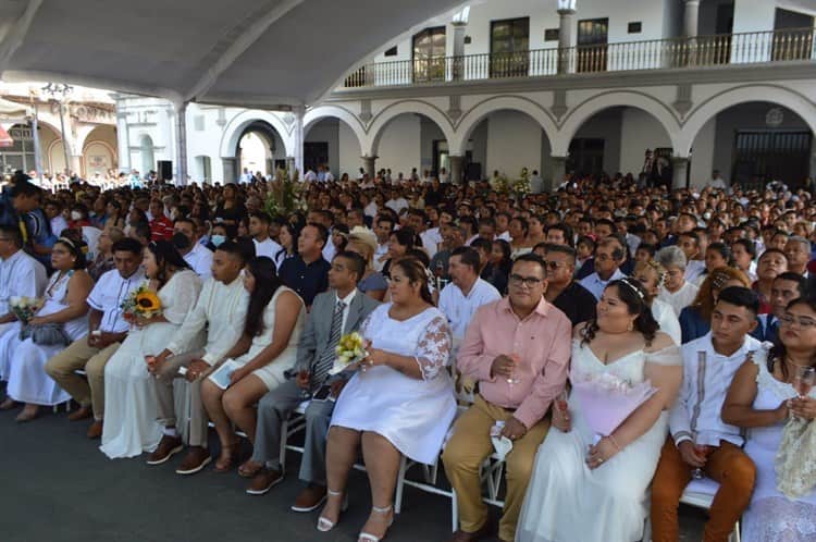 Por primera vez se casan parejas del mismo sexo en bodas colectivas de Veracruz