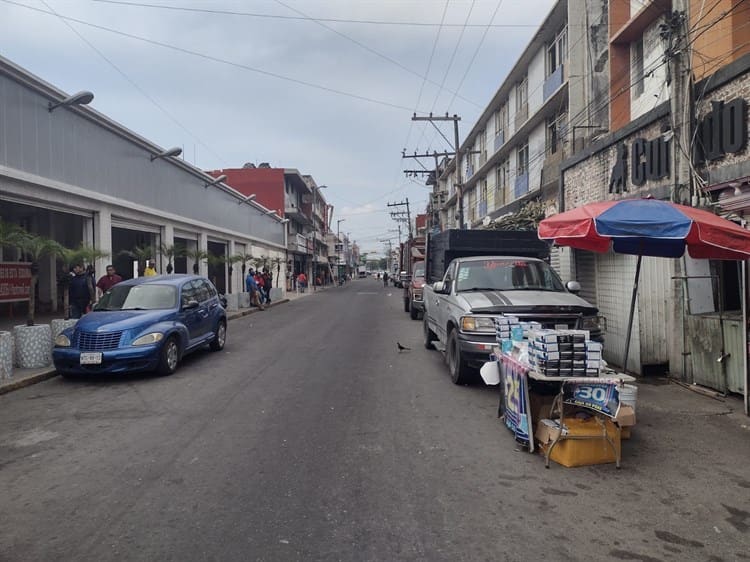 Cierran circulación en calle de la zona de mercados en Veracruz