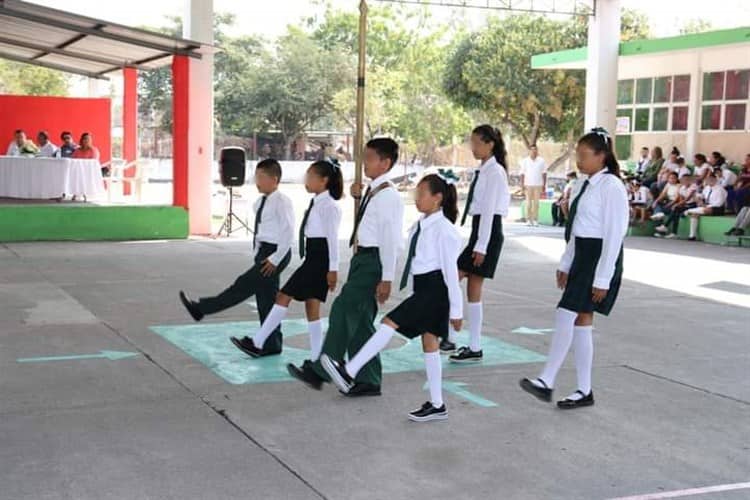 Realizan demostración de escoltas de escuelas primarias en Puente Nacional