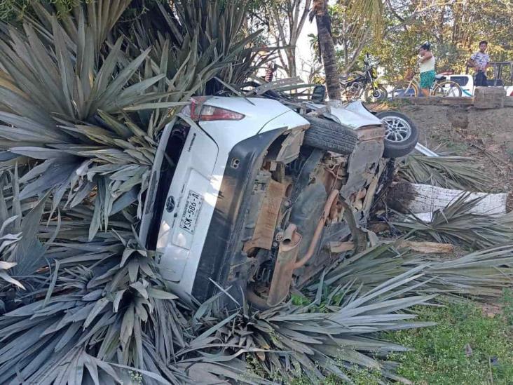 ¡De milagro! Pareja se salva tras fuerte accidente en Cosamaloapan