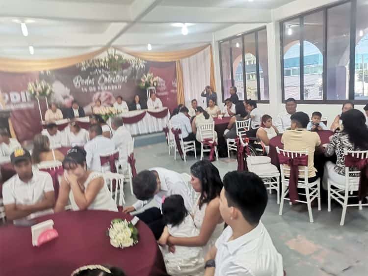 Jóvenes parejas contraen nupcias en Ixhuatlán del Sureste