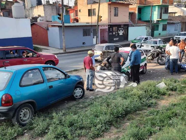 Policía del IPAX termina prensada tras ser embestida por un auto