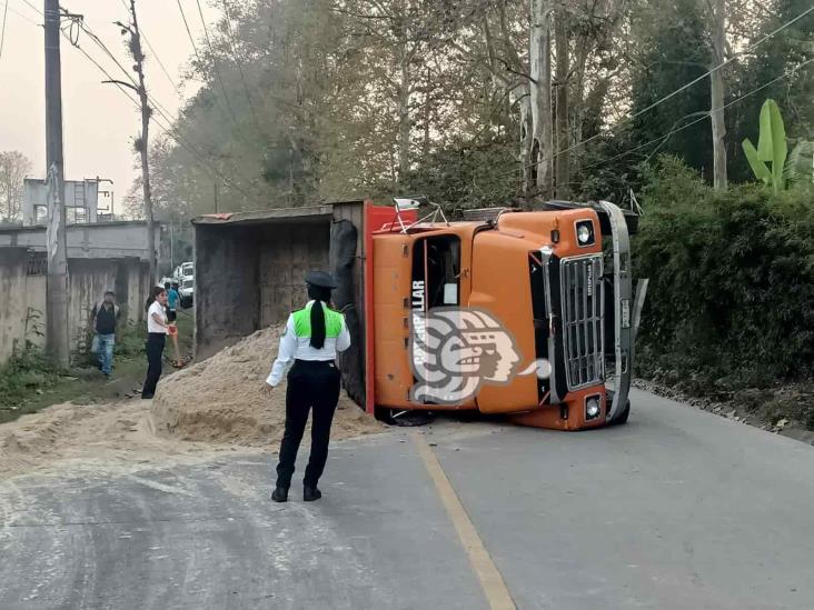 Camión cargado de arena volcó en la carretera Coatepec vía Briones