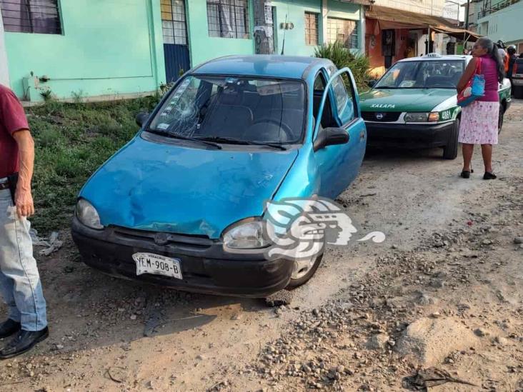 Mujer policía de Veracruz termina prensada contra un taxi