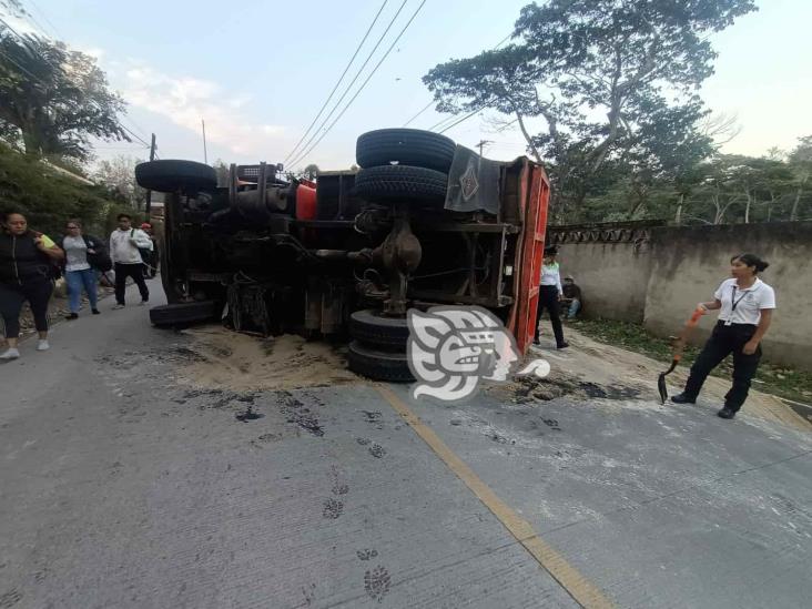 Camión cargado de arena volcó en la carretera Coatepec vía Briones