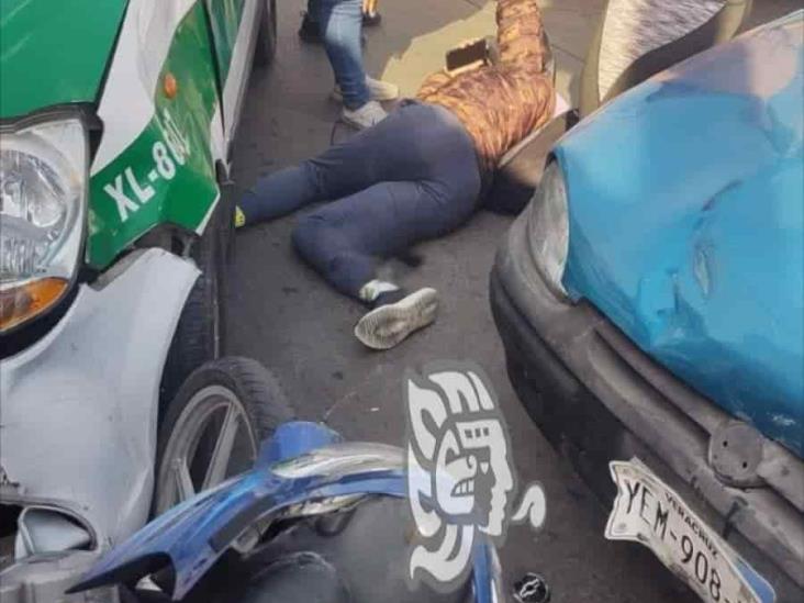 Mujer policía de Veracruz termina prensada contra un taxi