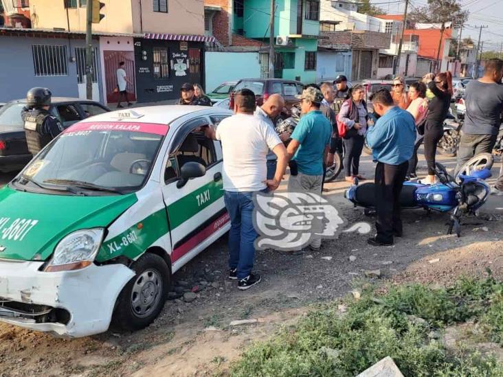 Policía del IPAX termina prensada tras ser embestida por un auto