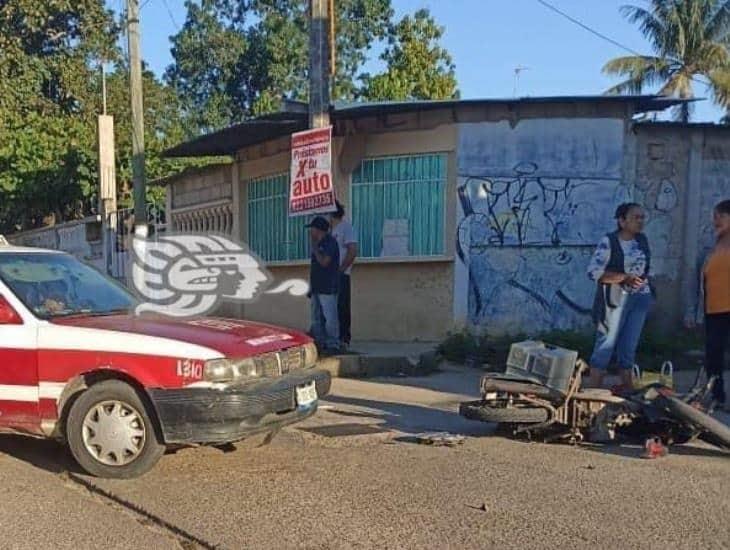 Motociclista impacta contra taxi en Minatitlán