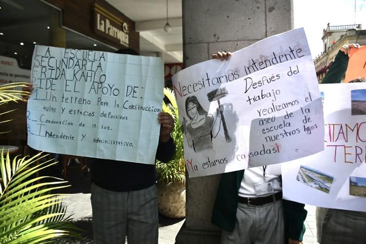 Escuela de Naolinco no tiene instalaciones propias; protestan en Xalapa