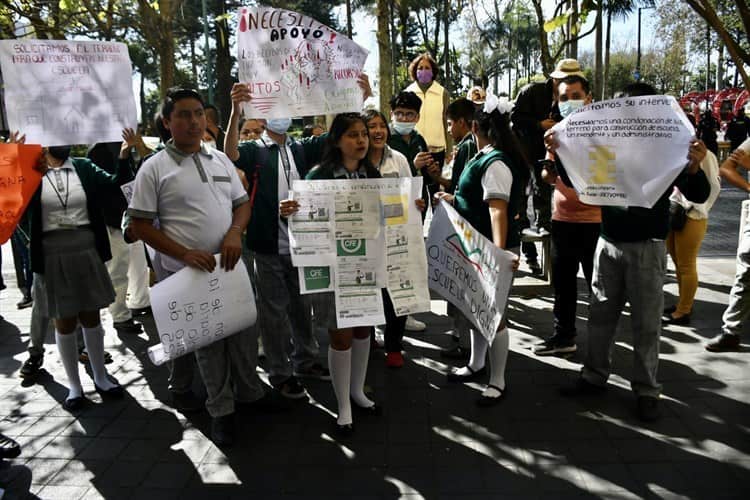 Escuela de Naolinco no tiene instalaciones propias; protestan en Xalapa