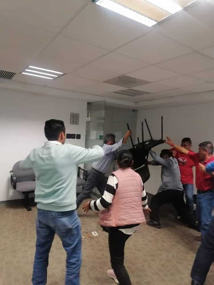 ¡Hasta con sillas! Alcalde de Oaxaca es señalado de arremeter contra ciudadanos