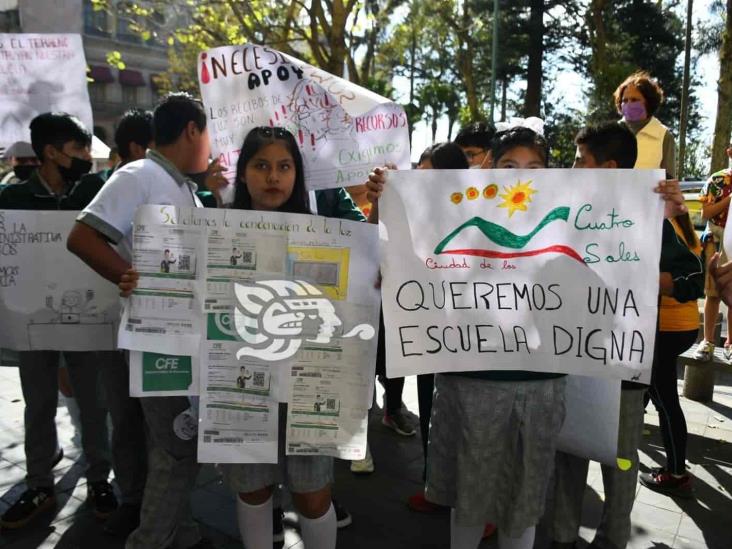 Escuela de Naolinco no tiene instalaciones propias; protestan en Xalapa