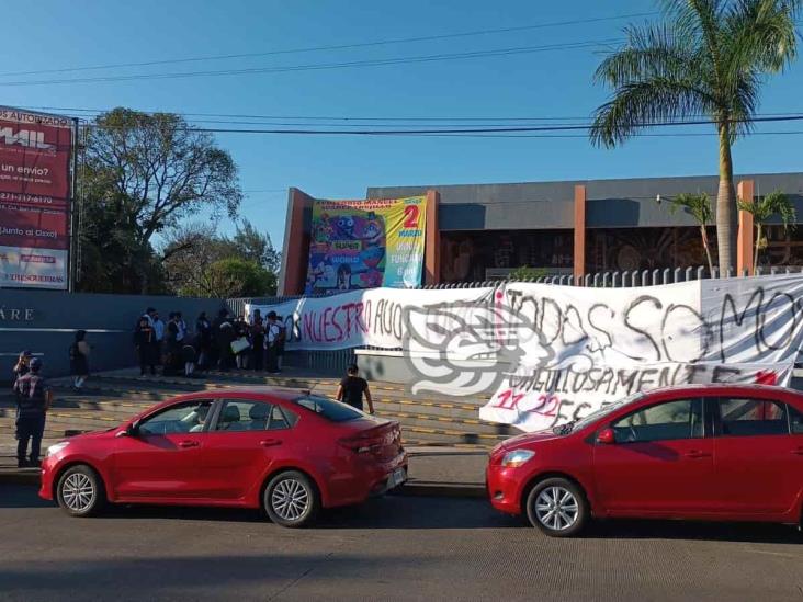 Con protesta, alumnos de la ESBAO exigen devolución del auditorio Manuel Suárez