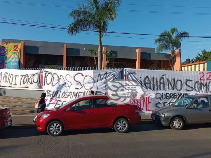 Con protesta, alumnos de la ESBAO exigen devolución del auditorio Manuel Suárez