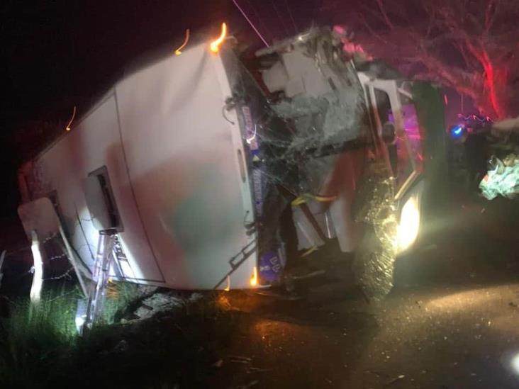Se impacta autobús con camioneta en Jalcomulco, Veracruz; hay un fallecido y al menos 12 heridos