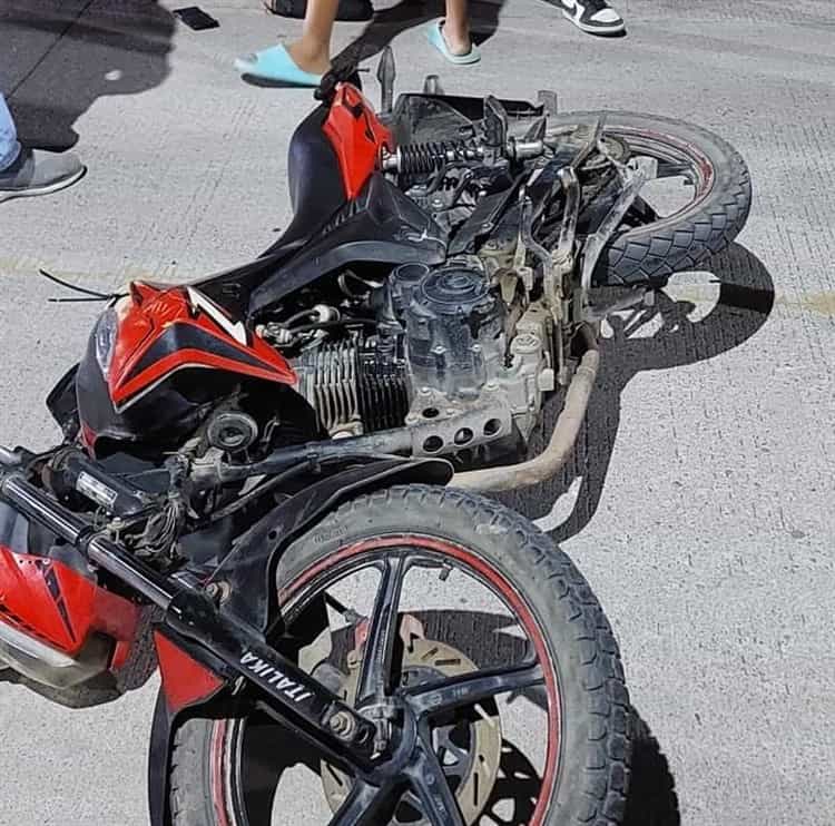 Joven derrapa con su motocicleta en Tierra Blanca; lo hospitalizan