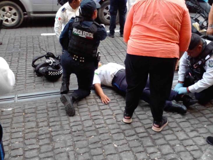 ¡No hizo alto! Tránsito de Xalapa es atropellado y arrastrado por un motociclista