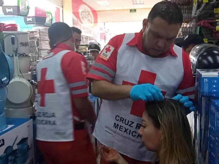 Accidente en Casa Ahued en Xalapa; le cayó escalera metálica a clienta (+Video)