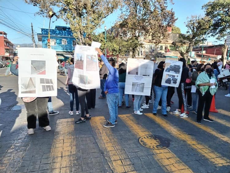 Con bloqueo, exigen mantenimiento para primaria de Xalapa