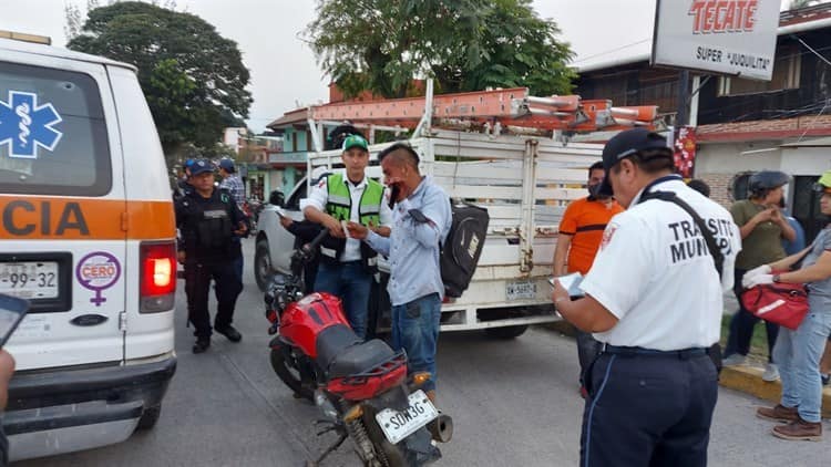 En Misantla, ebrio sujeto se estampa contra camioneta